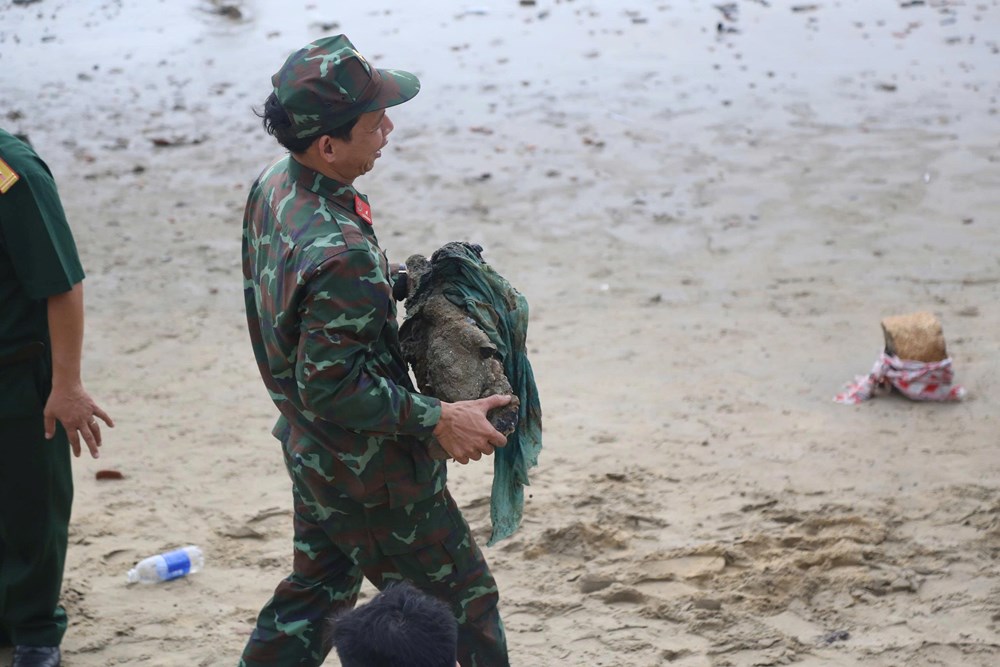 Thấy gì những hiện vật, vũ khí trong xe tăng trục vớt ở biển Quy Nhơn? - ảnh 2