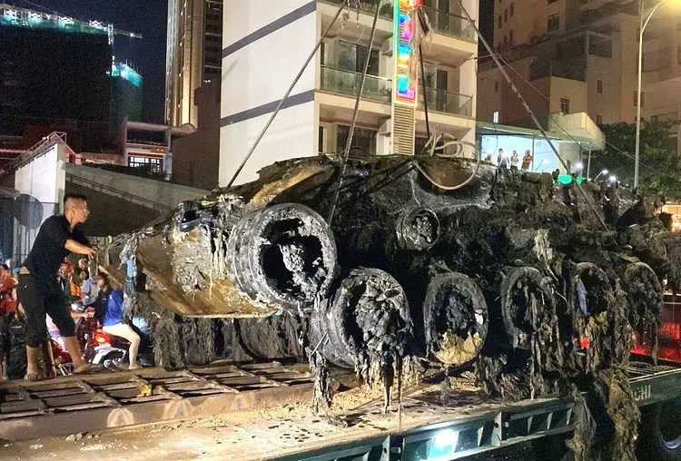 Thấy gì những hiện vật, vũ khí trong xe tăng trục vớt ở biển Quy Nhơn? - ảnh 6