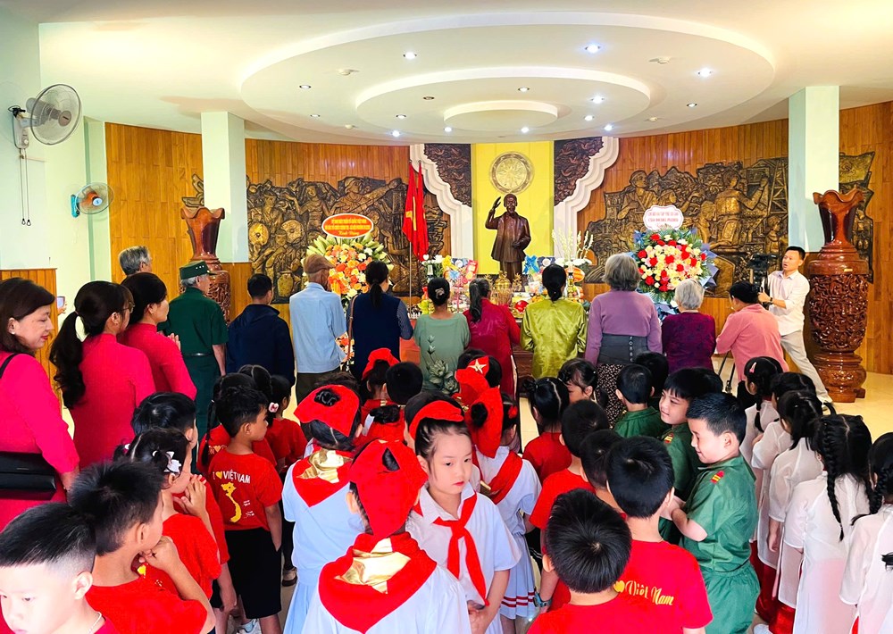 Nhiều thế hệ người dân Gia Lai tìm đến bảo tàng, thành kính nhớ Bác - ảnh 1