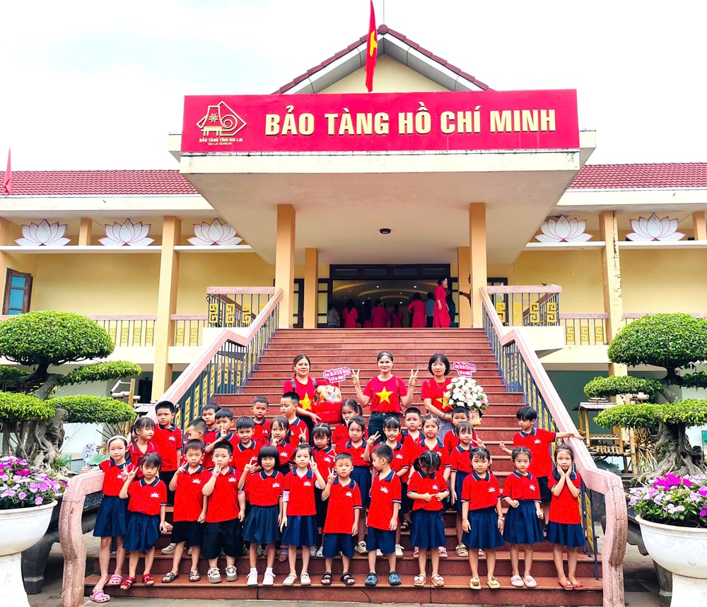 Nhiều thế hệ người dân Gia Lai tìm đến bảo tàng, thành kính nhớ Bác - ảnh 2
