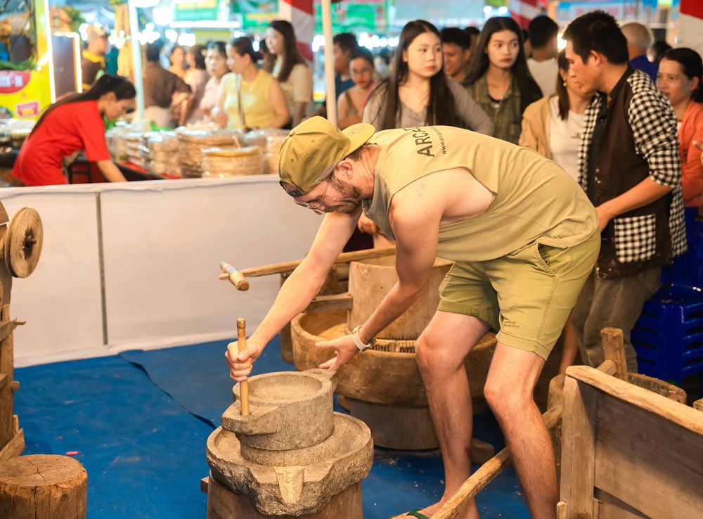 Biển Quy Nhơn hút khách bằng liên hoan diều, chương trình ẩm thực - ảnh 3