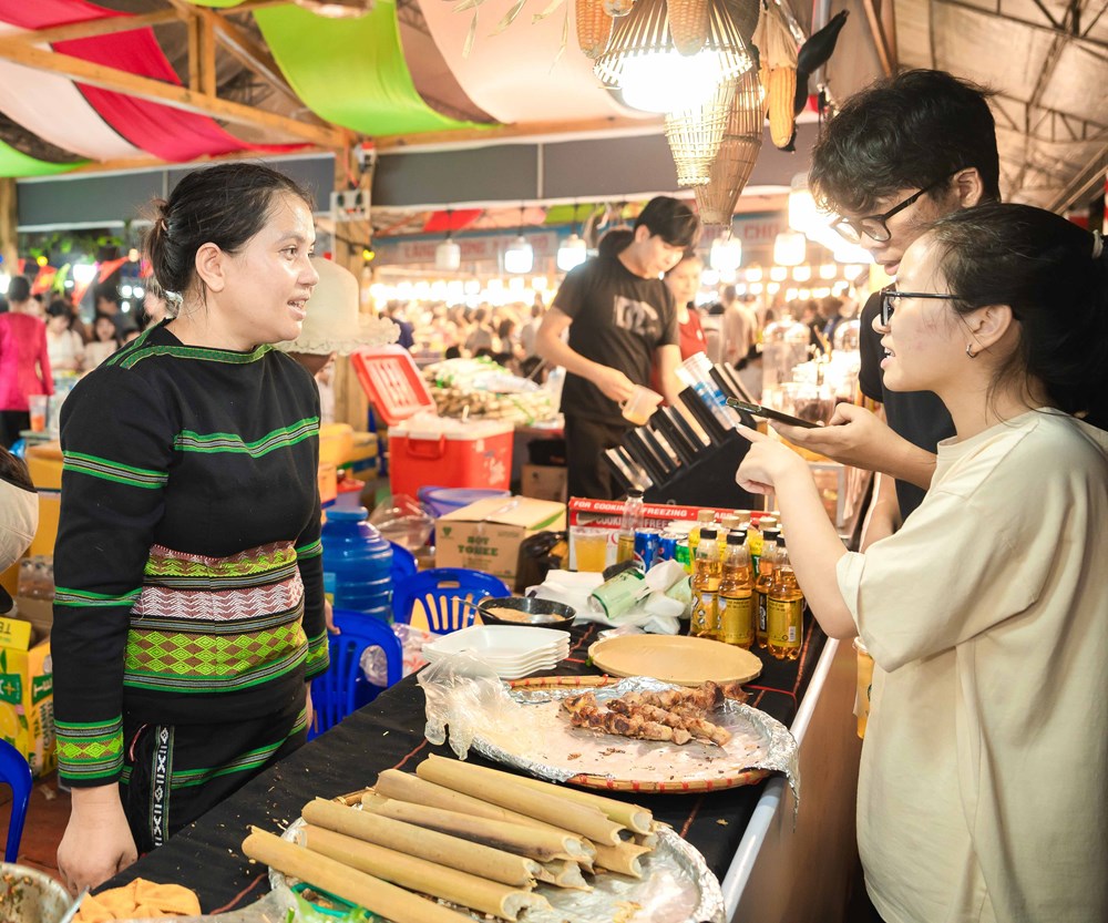 Biển Quy Nhơn hút khách bằng liên hoan diều, chương trình ẩm thực - ảnh 4