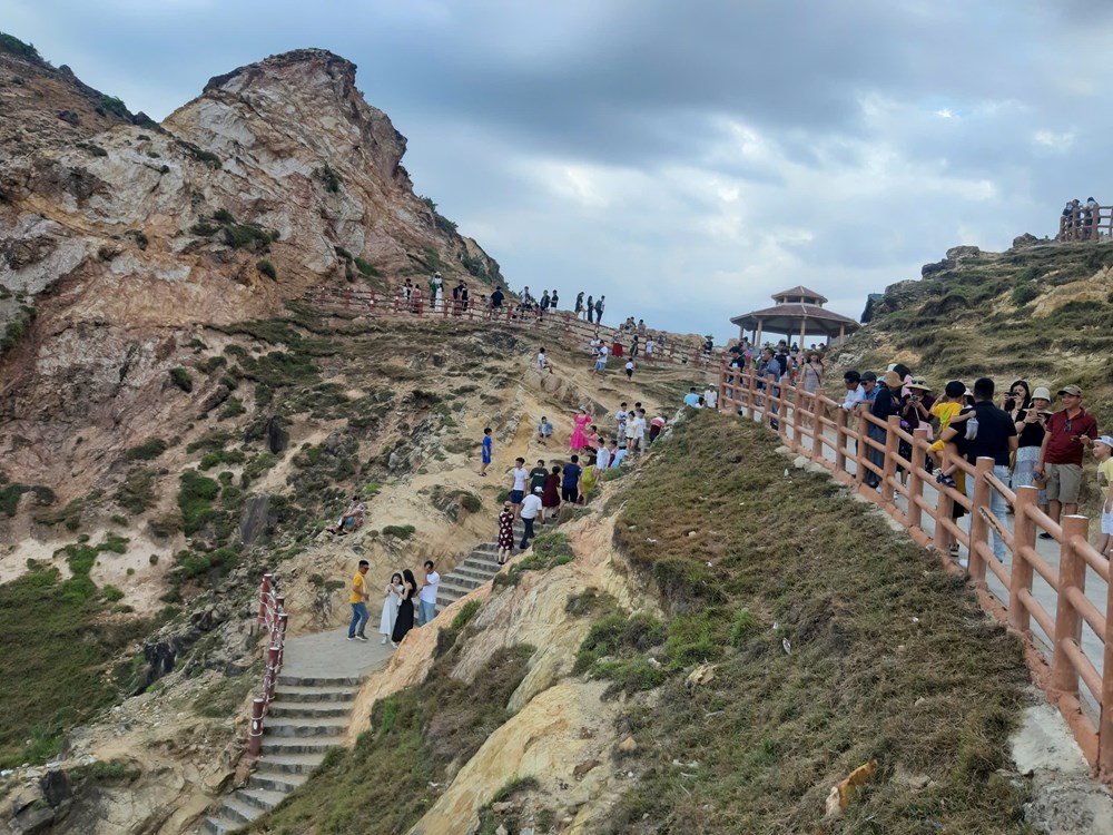 Giữ nguyên mức giá vé tham quan hiện hành tại khu du lịch Eo Gió - ảnh 2