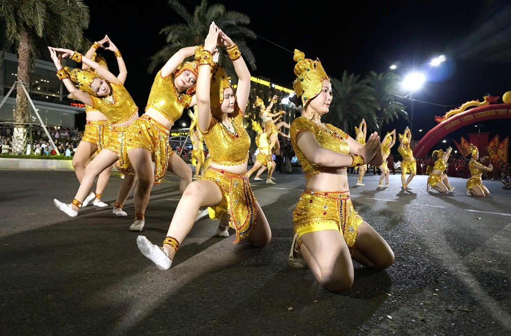 Phố biển Gia Lai hút khách bằng chương trình Carnival đường phố - ảnh 3