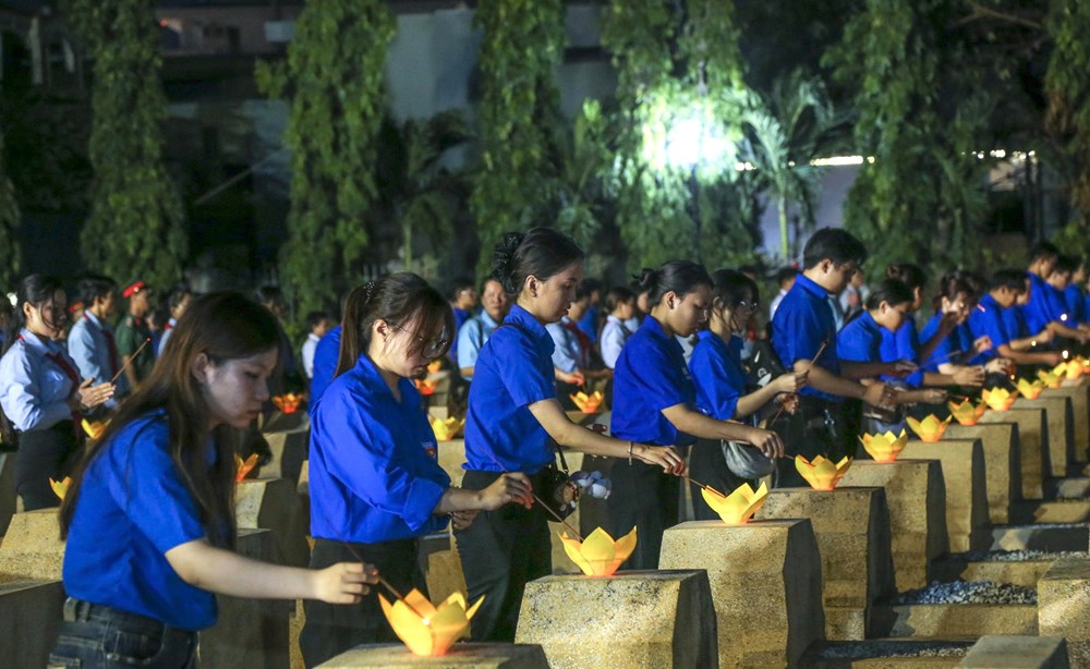 Tuổi trẻ Gia Lai thắp nến tri ân các Anh hùng liệt sĩ - ảnh 1