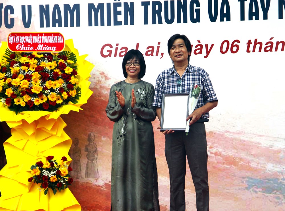 Triển lãm mỹ thuật khu vực V: Hội tụ sắc màu từ đại ngàn đến đại dương - ảnh 5