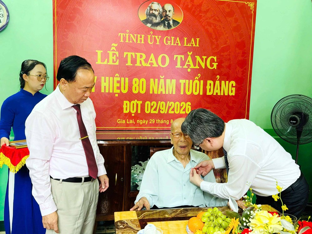 Trao Huy hiệu 80 năm tuổi Đảng cho hai đảng viên lão thành tại Gia Lai - ảnh 1