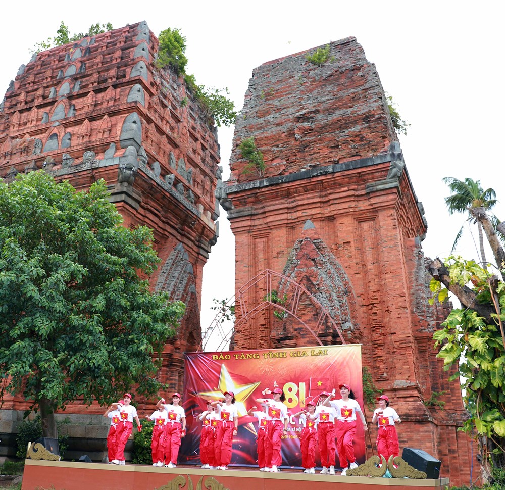 Quốc khánh 2.9: Di tích quốc gia Tháp Đôi sôi động, hút khách bằng chương trình nghệ thuật - ảnh 3