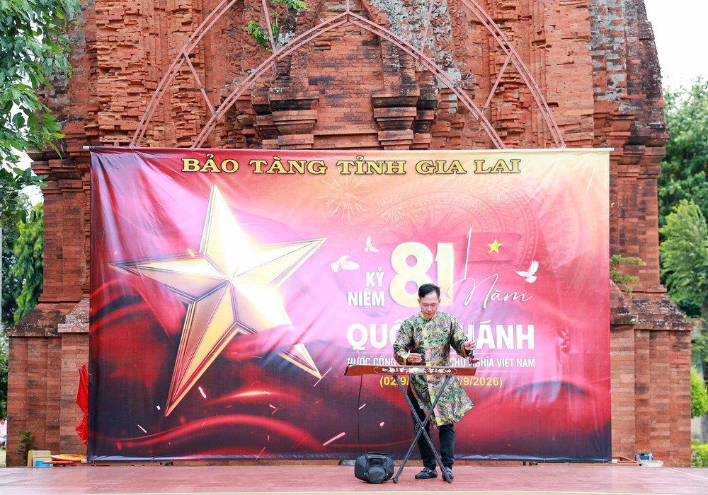 Quốc khánh 2.9: Di tích quốc gia Tháp Đôi sôi động, hút khách bằng chương trình nghệ thuật - ảnh 4