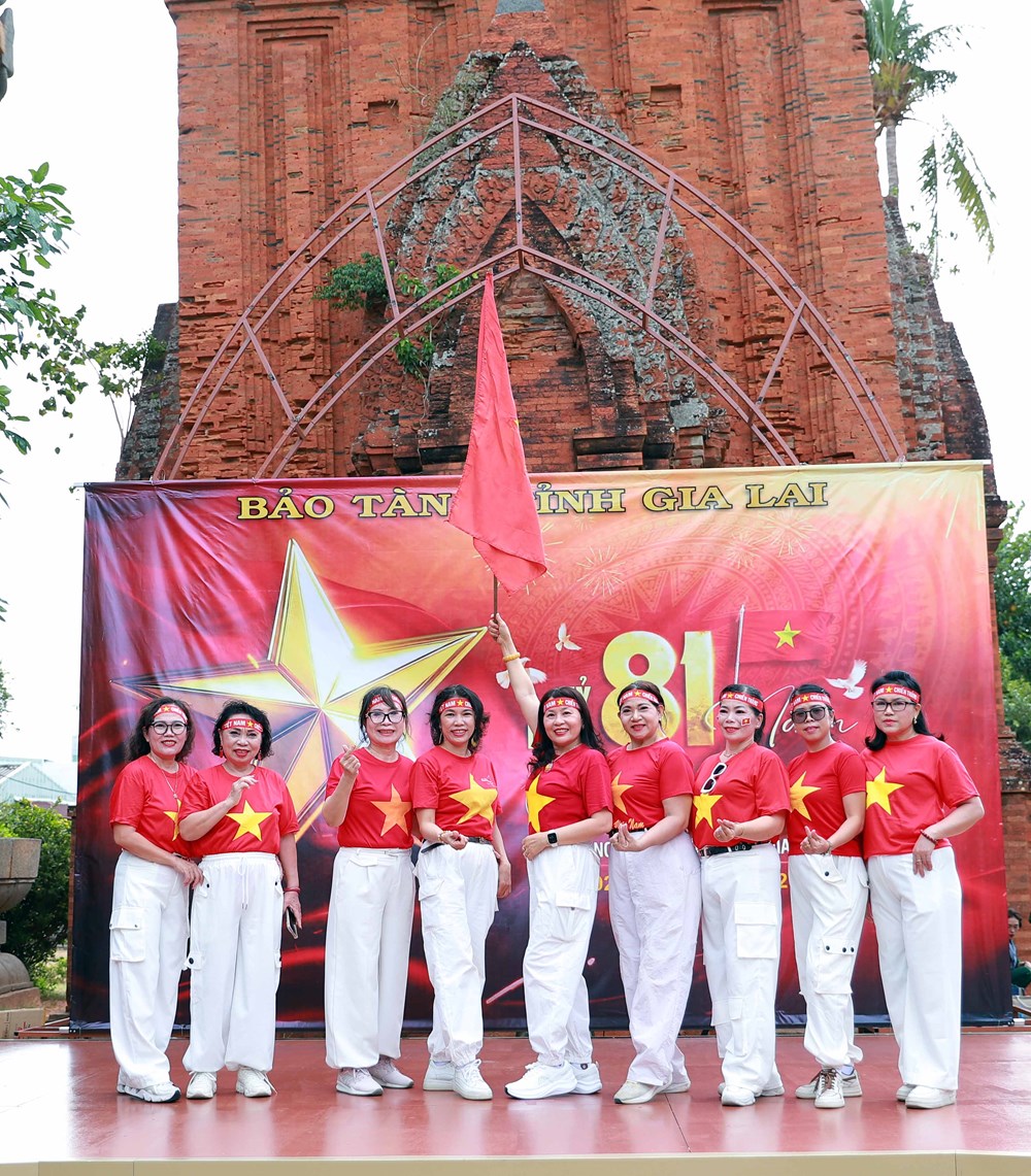 Quốc khánh 2.9: Di tích quốc gia Tháp Đôi sôi động, hút khách bằng chương trình nghệ thuật - ảnh 5