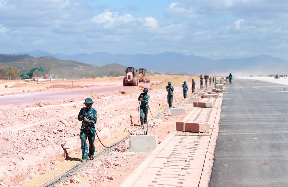 Đường cất hạ cánh số 2 sân bay Phù Cát trước ngày bay hiệu chuẩn - ảnh 2