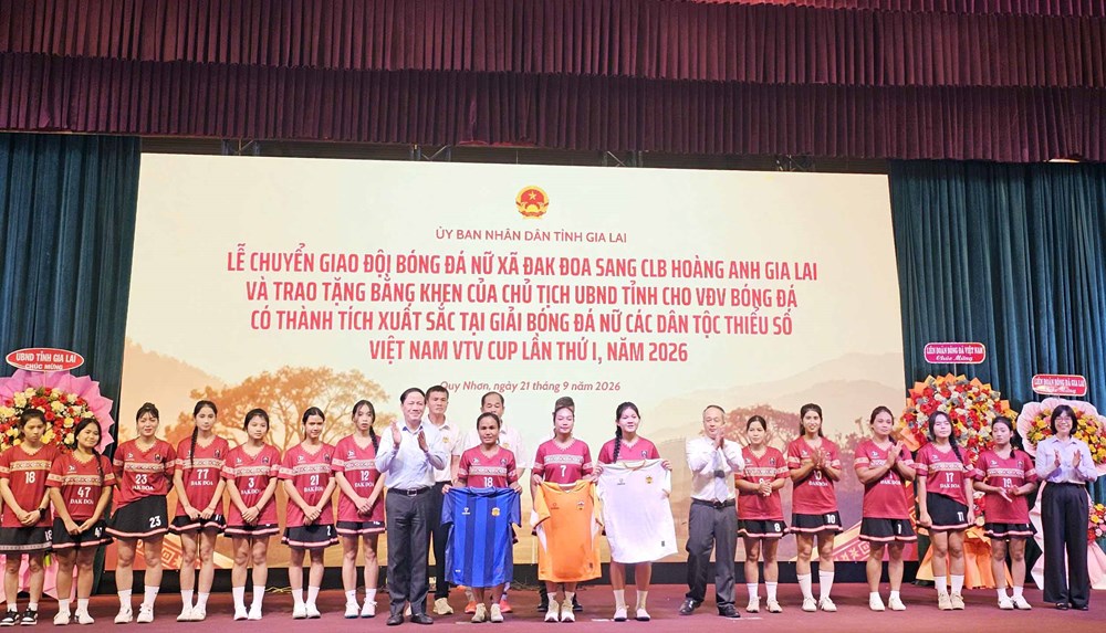 Chuyển giao đội bóng đá nữ Đăk Đoa sang CLB Hoàng Anh Gia Lai - ảnh 1