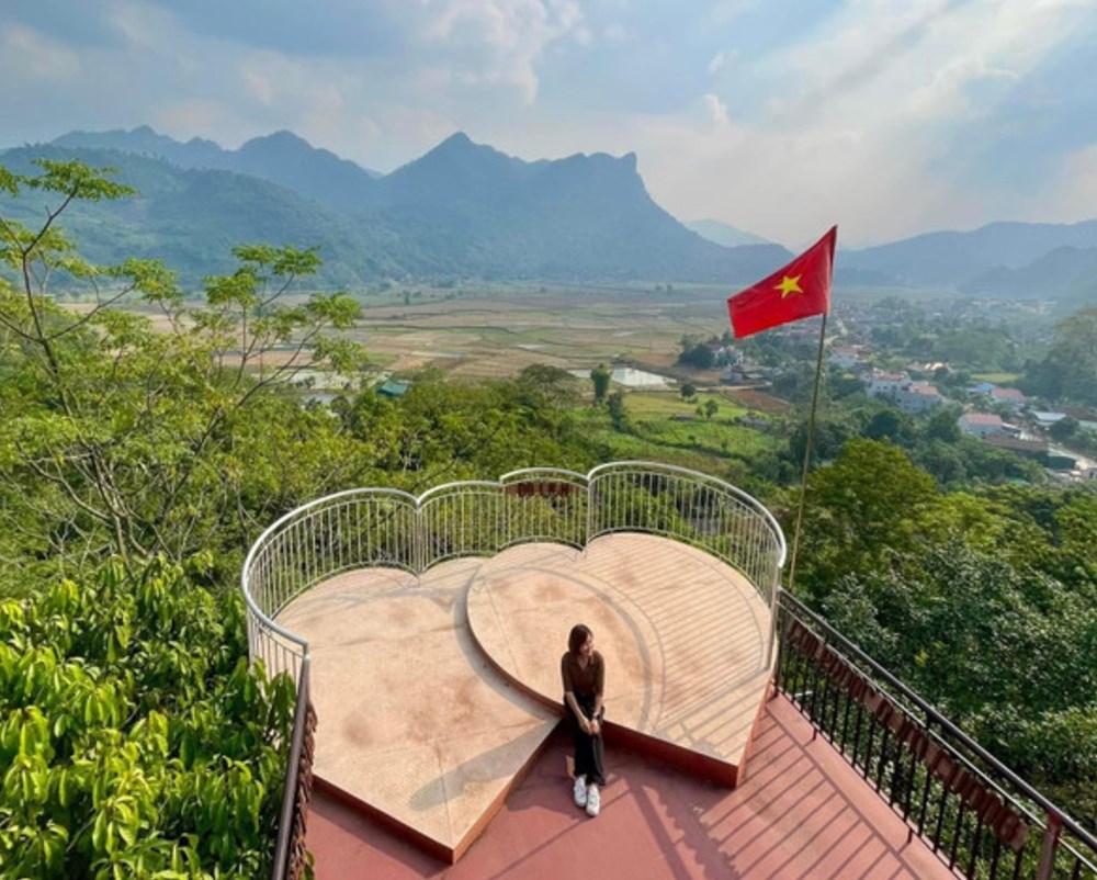 Nam Cường đang hút khách với bàn tay Tài Ngào và vườn dâu Cọn Poỏng - ảnh 1