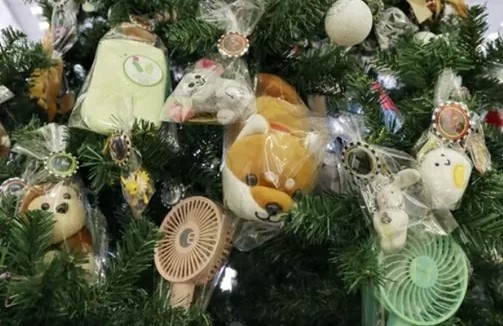 Cây thông Giáng sinh treo đồ bị bỏ quên tại ga tàu Nhật Bản - ảnh 1