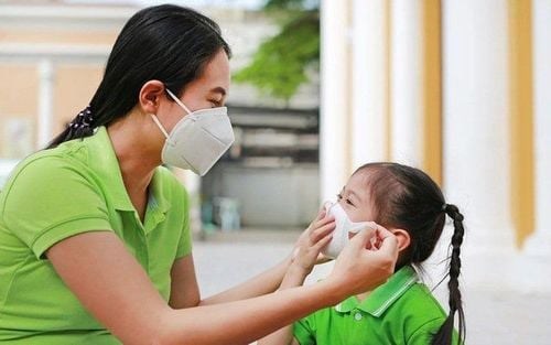Bảo vệ trẻ khi đến trường trong những ngày không khí ô nhiễm nặng - ảnh 1