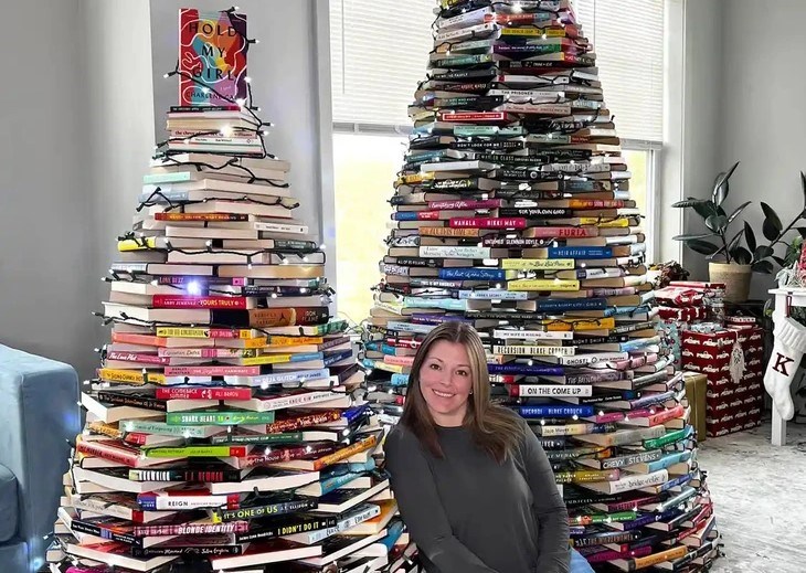 Cây thông Noel từ sách - Xu hướng trang trí lạ trong mùa lễ 2025 - ảnh 2