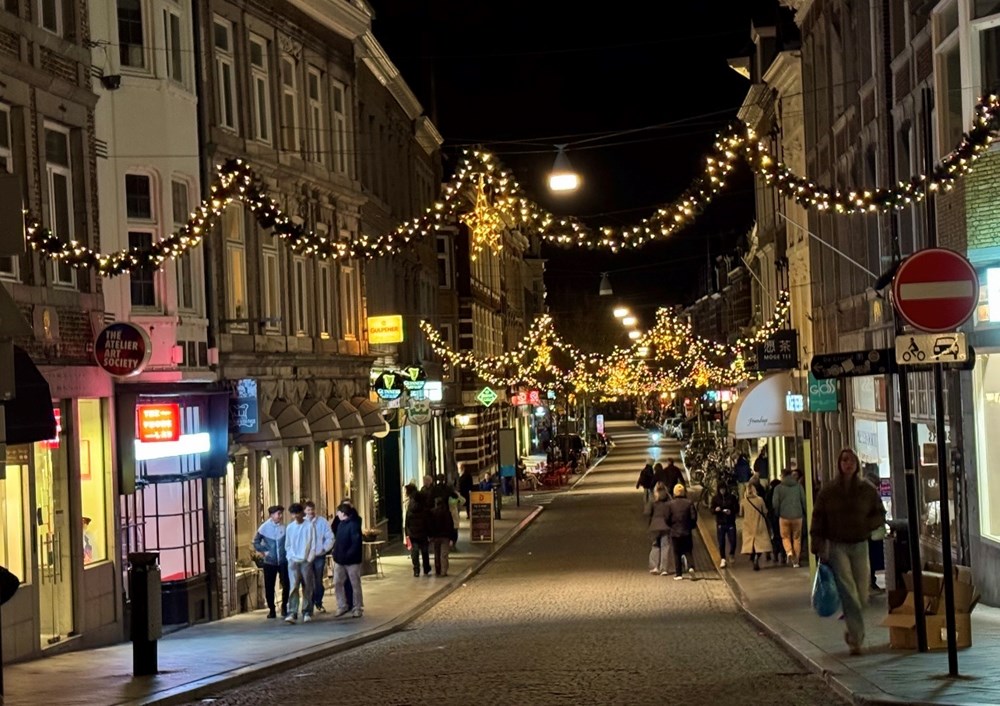 Đón Giáng sinh trong hang động và trên phố cổ miền Nam Hà Lan - ảnh 5