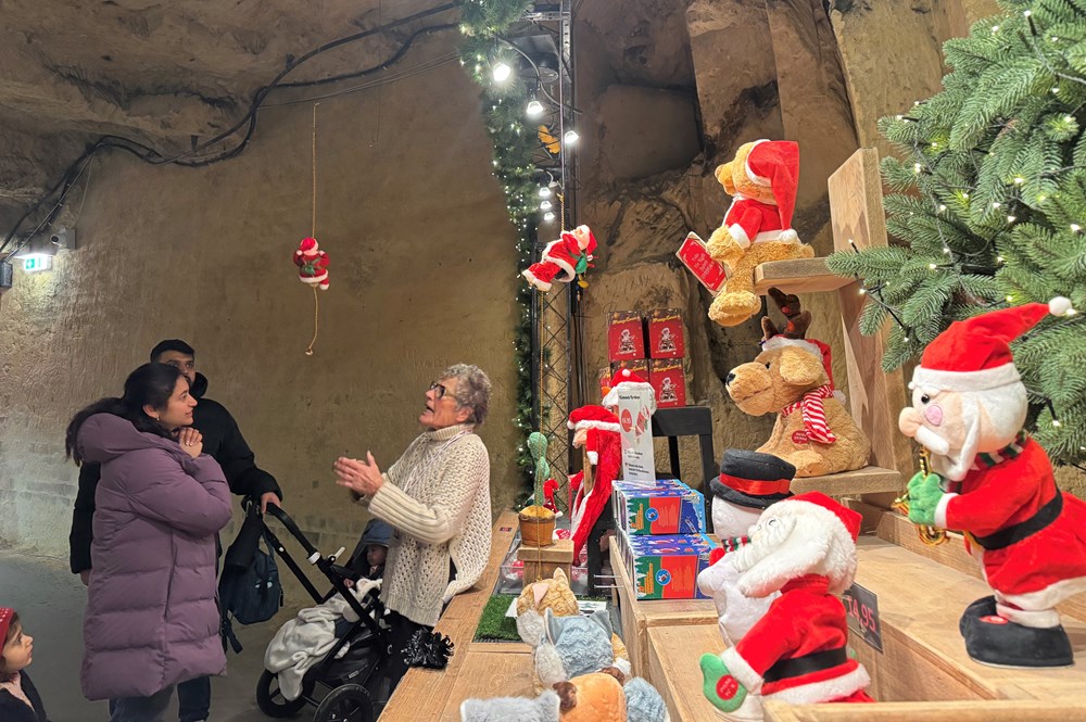 Đón Giáng sinh trong hang động và trên phố cổ miền Nam Hà Lan - ảnh 1
