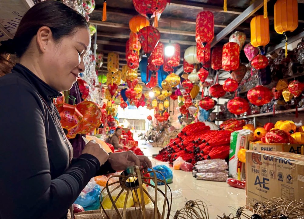 Tất bật mùa đèn lồng Hội An những ngày cận Tết - ảnh 2