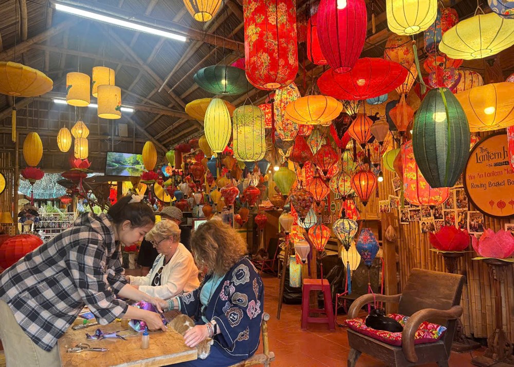 Tất bật mùa đèn lồng Hội An những ngày cận Tết - ảnh 4