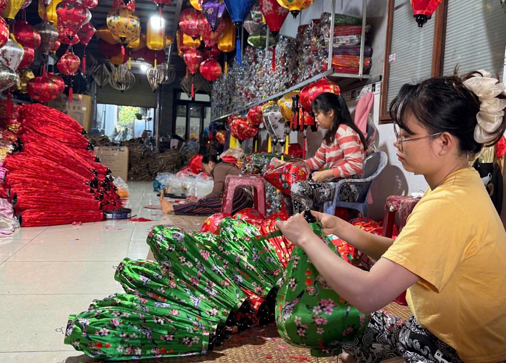 Tất bật mùa đèn lồng Hội An những ngày cận Tết - ảnh 3