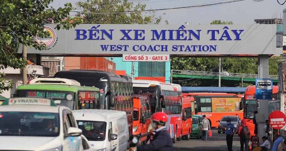 Bến xe Miền Tây kiểm soát xe dù bằng camera AI, xử phạt nguội tại chỗ dịp cận Tết - ảnh 1