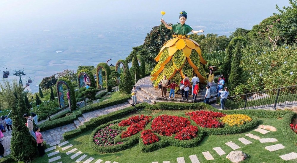 Mùng 4 Tết: Nhiều điểm du lịch quá tải, khách sạn kín phòng - ảnh 3