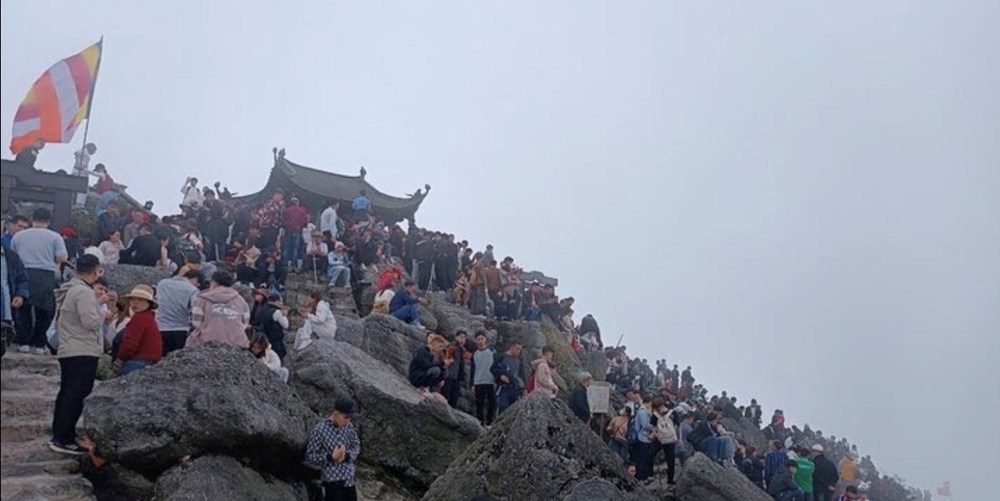 Mùng 4 Tết: Nhiều điểm du lịch quá tải, khách sạn kín phòng - ảnh 2