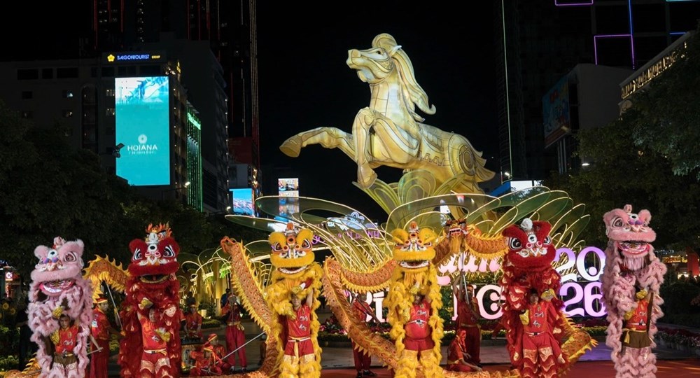 Người dân tranh thủ check-in trước giờ đóng cửa Đường hoa Nguyễn Huệ  - ảnh 2