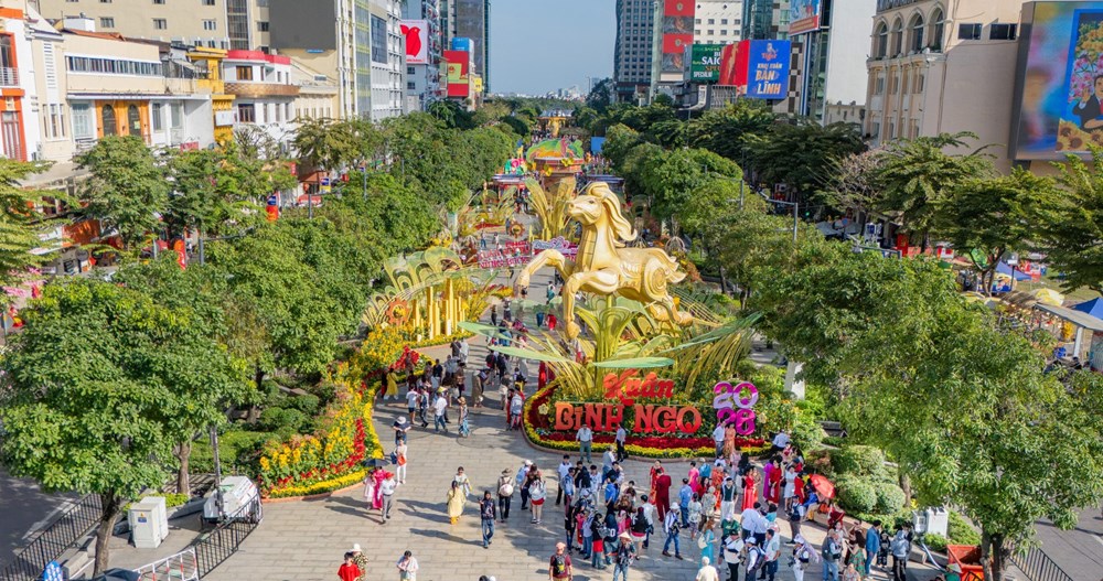 Người dân tranh thủ check-in trước giờ đóng cửa Đường hoa Nguyễn Huệ  - ảnh 1