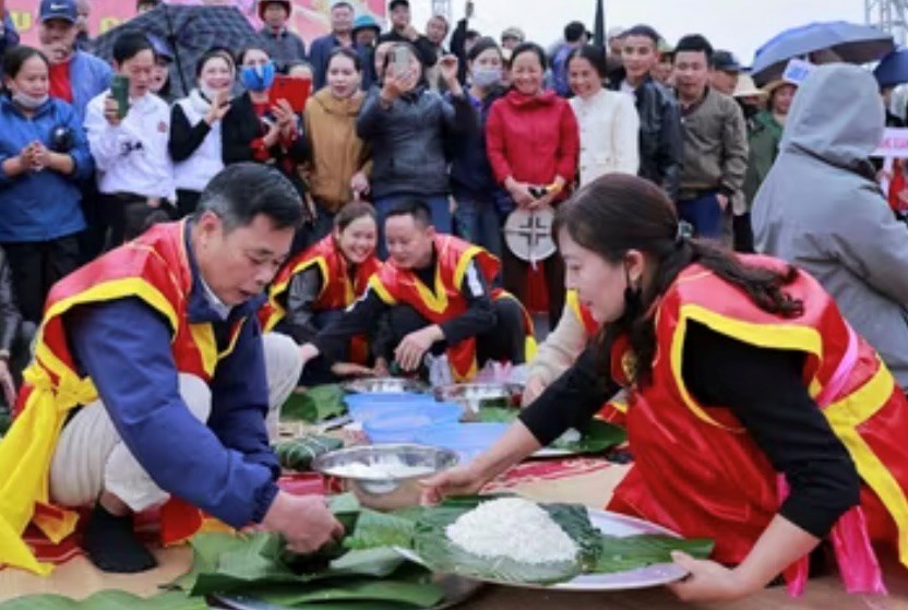 Lễ hội Đền Mẫu Âu Cơ thu hút đông đảo nhân dân và du khách  - ảnh 2