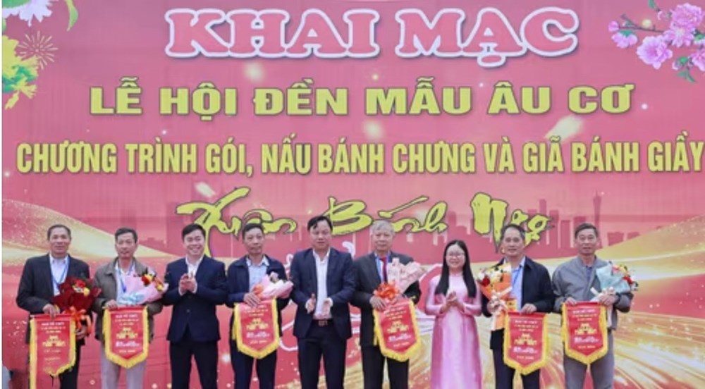 Lễ hội Đền Mẫu Âu Cơ thu hút đông đảo nhân dân và du khách  - ảnh 1