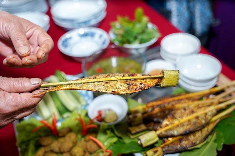 Cá mòi nướng - Món ăn đặc sắc của làng Bát Tràng - ảnh 1