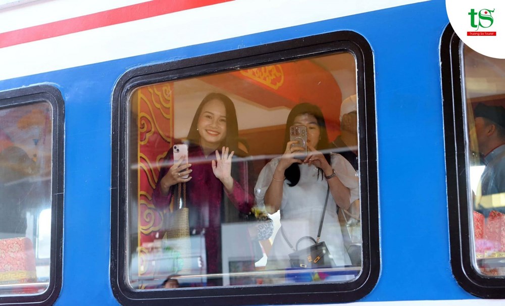 Ngắm cảnh đèo Hải Vân từ tàu hỏa chất lượng cao: hành trình “chậm mà chất” - ảnh 2