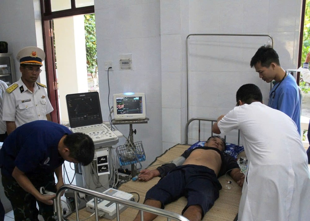 Nhà giàn, đảo Trường Sa kịp thời cứu chữa ngư dân gặp nạn giữa biển - ảnh 2