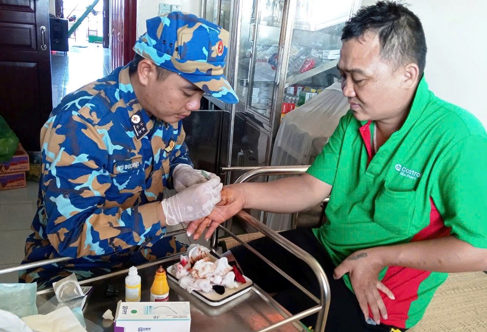 Nhà giàn, đảo Trường Sa kịp thời cứu chữa ngư dân gặp nạn giữa biển - ảnh 1