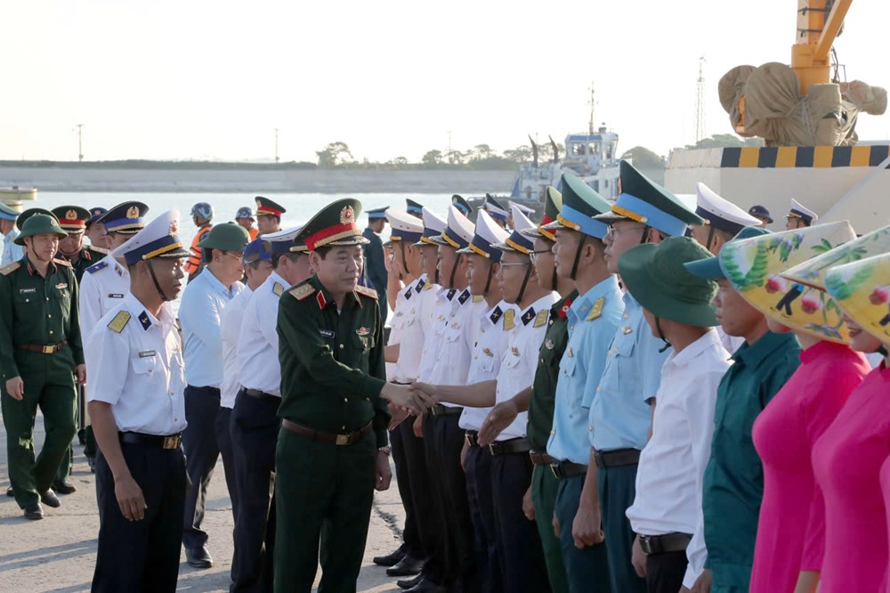 Đoàn công tác Bộ Quốc phòng thăm Trường Sa, nhà giàn DK1 - ảnh 1