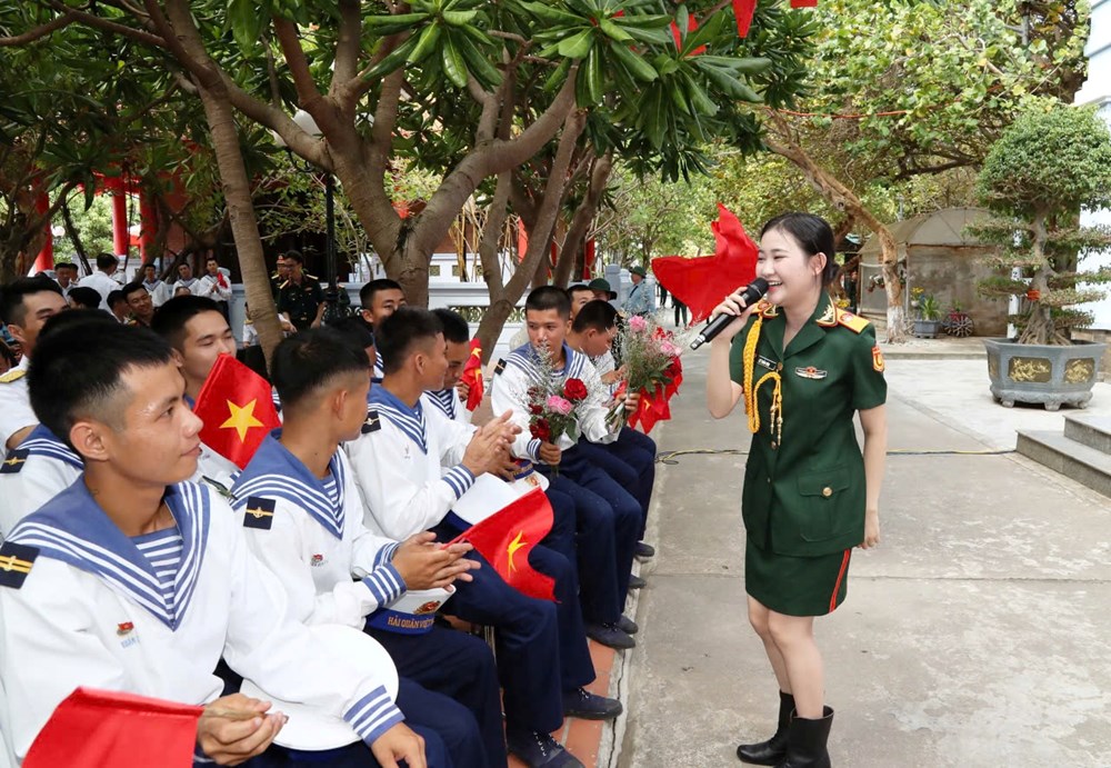 Đoàn công tác Bộ Quốc phòng thăm Trường Sa, nhà giàn DK1 - ảnh 2