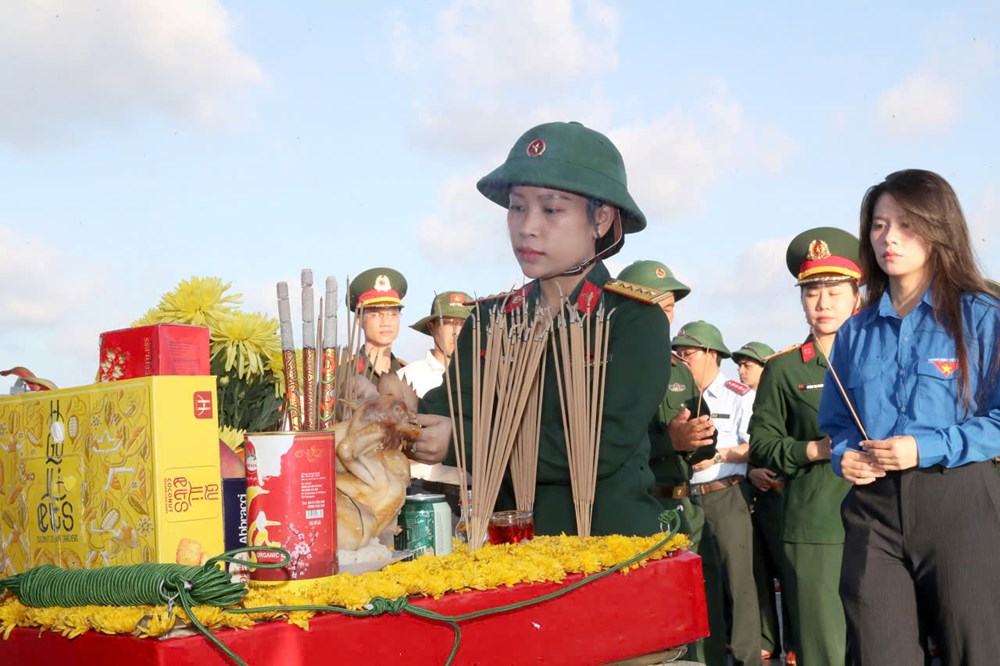 Đoàn công tác Bộ Quốc phòng thăm Trường Sa, nhà giàn DK1 - ảnh 4