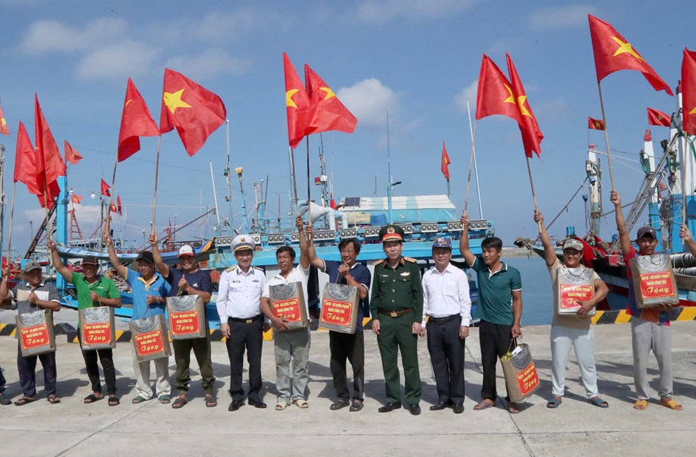 Đoàn công tác Bộ Quốc phòng thăm Trường Sa, nhà giàn DK1 - ảnh 5