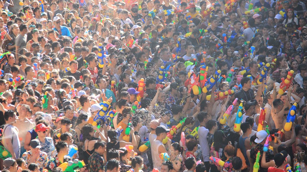 Lễ hội Songkran 2026: Những khoảnh khắc bùng nổ mùa té nước - ảnh 4