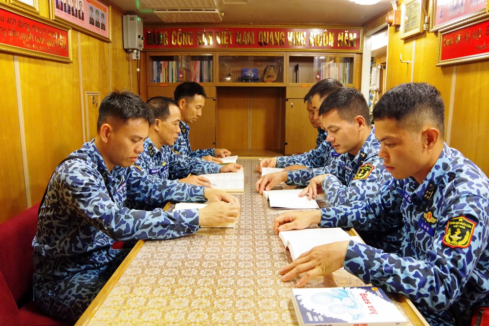  Đọc sách giữa lòng biển sâu: Chuyện “rất đời” của lính tàu ngầm - ảnh 1