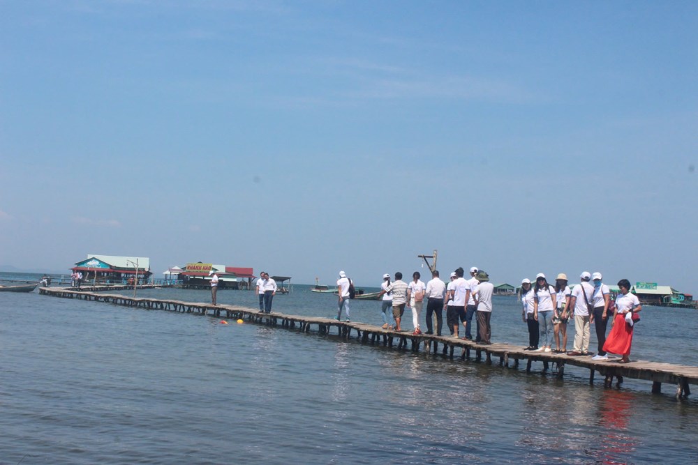 Áp lực “du lịch nén” dịp lễ: quá tải, ùn tắc và giá cả leo thang - ảnh 4