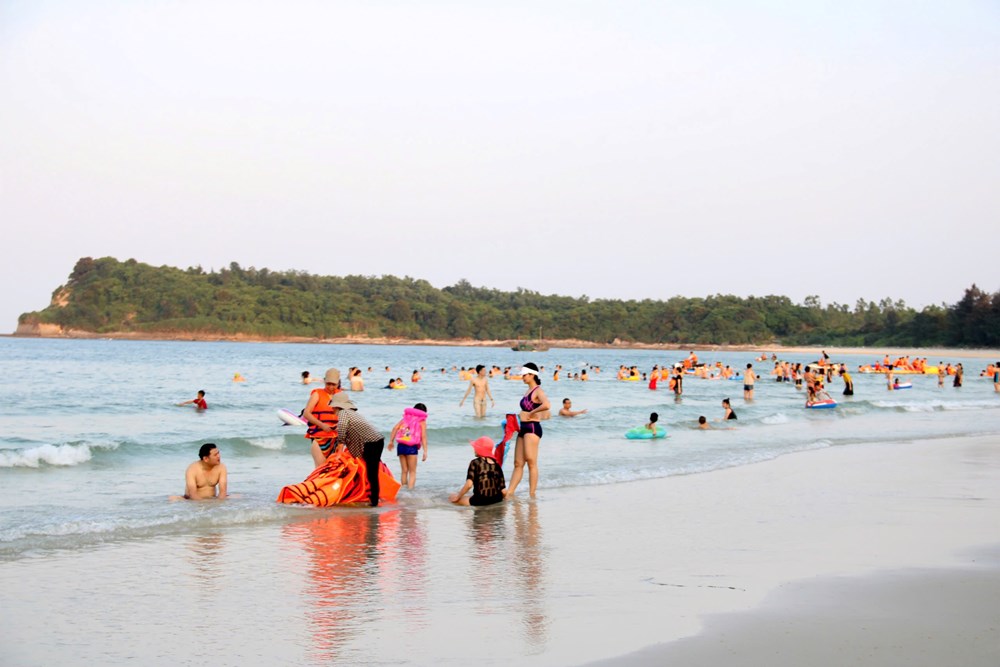 Áp lực “du lịch nén” dịp lễ: quá tải, ùn tắc và giá cả leo thang - ảnh 1