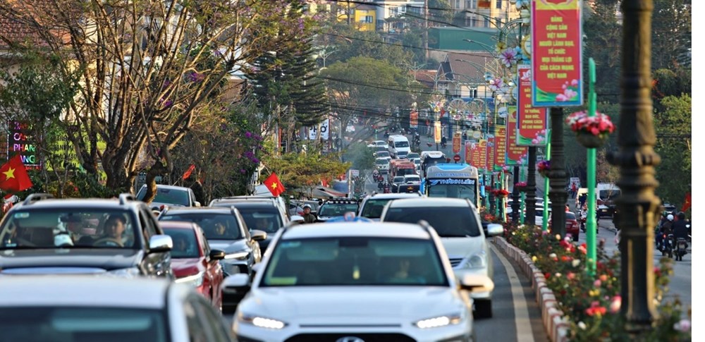 Áp lực “du lịch nén” dịp lễ: quá tải, ùn tắc và giá cả leo thang - ảnh 3