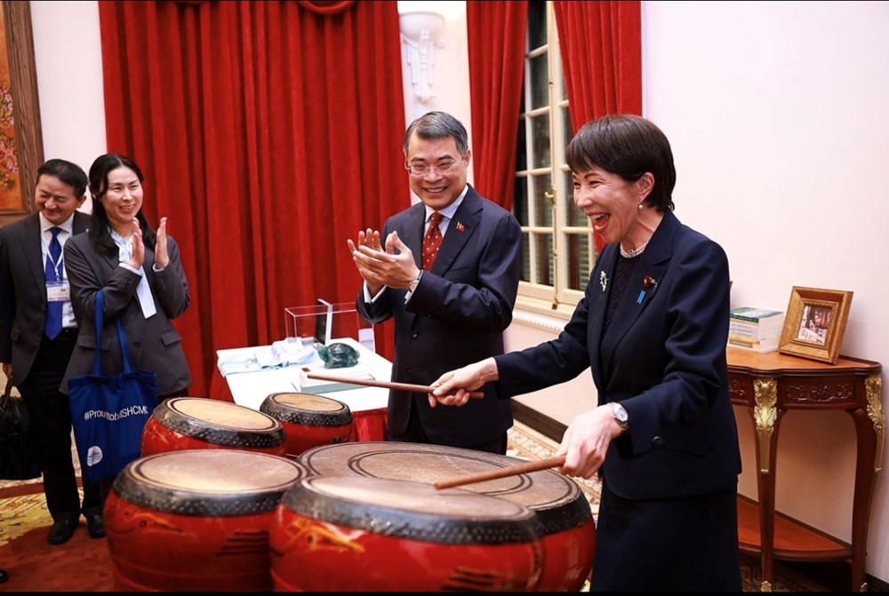 Thủ tướng Nhật Bản đánh trống truyền thống Việt Nam, cam kết nâng tầm quan hệ song phương - ảnh 1