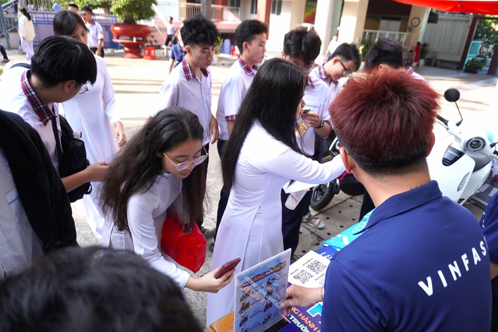 Học sinh TP.HCM thích thú trải nghiệm xe máy điện VinFast, mẫu xe mới Amio gây “sốt” - ảnh 1