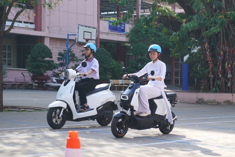Học sinh TP.HCM thích thú trải nghiệm xe máy điện VinFast, mẫu xe mới Amio gây “sốt” - ảnh 3