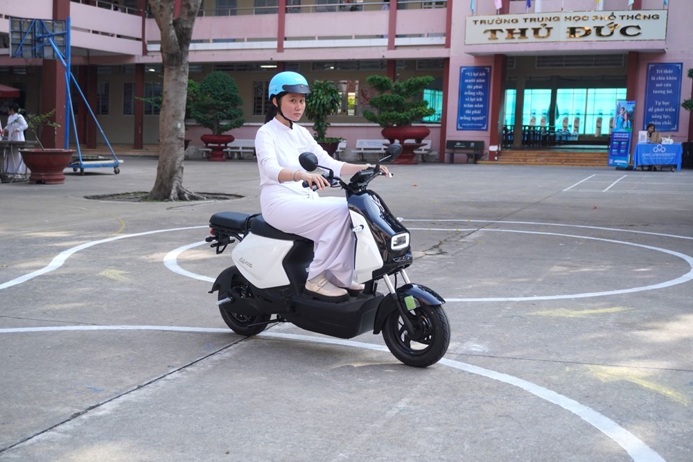 Học sinh TP.HCM thích thú trải nghiệm xe máy điện VinFast, mẫu xe mới Amio gây “sốt” - ảnh 2