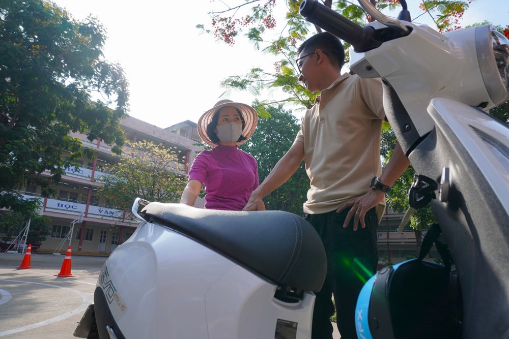 Học sinh TP.HCM thích thú trải nghiệm xe máy điện VinFast, mẫu xe mới Amio gây “sốt” - ảnh 4
